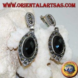 Boucles d'oreilles en argent avec onyx à facettes ovales entourées de marcassite et fermoir à lobes