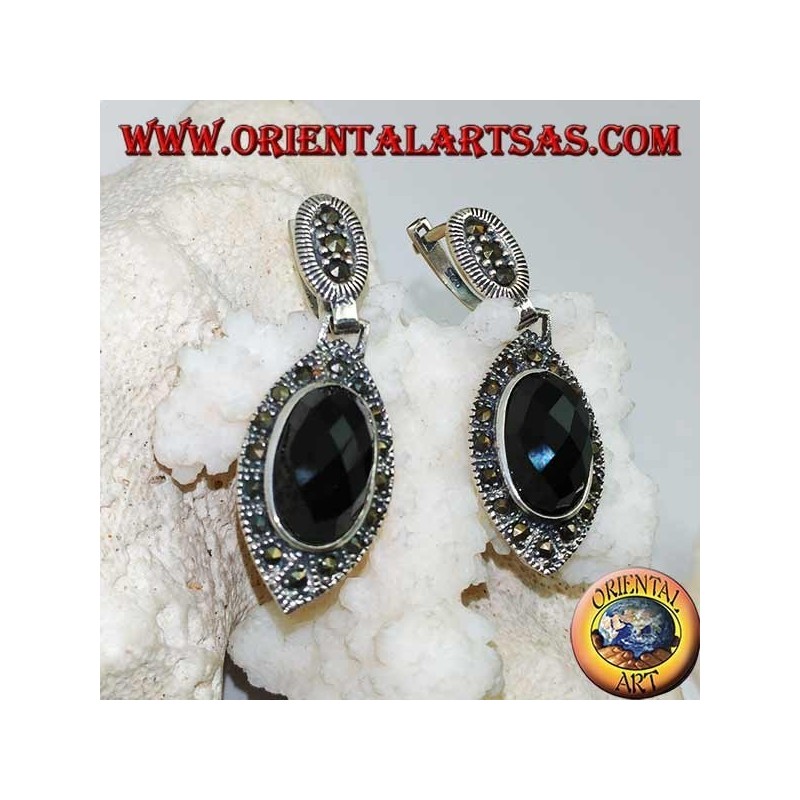 Boucles d'oreilles en argent avec onyx à facettes ovales entourées de marcassite et fermoir à lobes