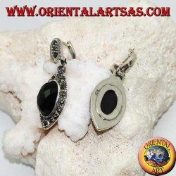 Boucles d'oreilles en argent avec onyx à facettes ovales entourées de marcassite et fermoir à lobes