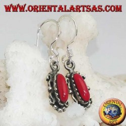 Boucles d'oreilles pendantes en argent avec pâte de corail navette dans un élégant cadre en argent
