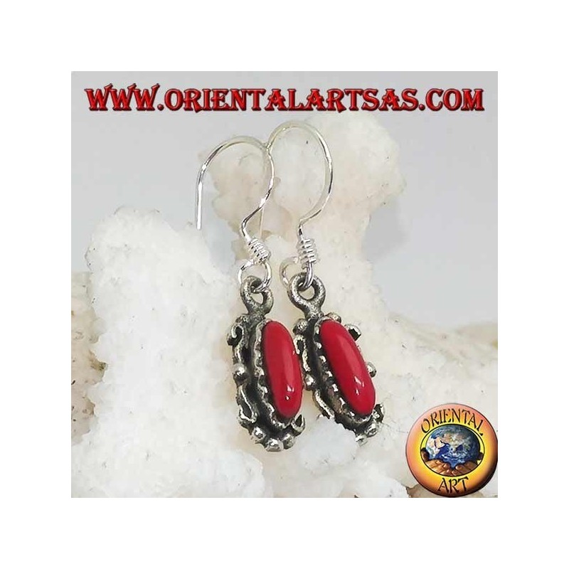 Pendientes colgantes de plata con pasta de coral en un elegante marco plateado.