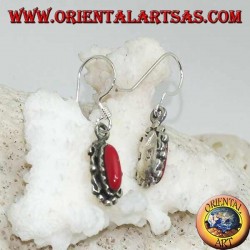 Boucles d'oreilles pendantes en argent avec pâte de corail navette dans un élégant cadre en argent