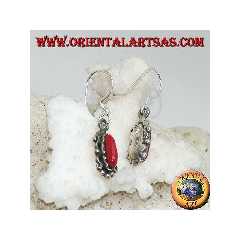 Boucles d'oreilles pendantes en argent avec pâte de corail navette dans un élégant cadre en argent