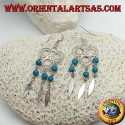 Pendientes de plata de tres círculos con estrella central y hileras colgantes de bolas de turquesa y plata.