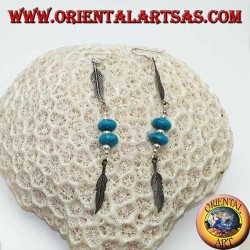 Pendientes colgantes de plata con discos de turquesa y bolas entre dos plumas.