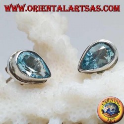 Boucles d'oreilles lobe en argent avec topaze goutte bleue sur un sertissage simple en argent