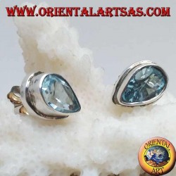 Boucles d'oreilles lobe en argent avec topaze goutte bleue sur un sertissage simple en argent