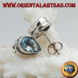 Boucles d'oreilles lobe en argent avec topaze goutte bleue sur un sertissage simple en argent