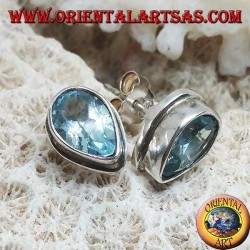 Boucles d'oreilles lobe en argent avec topaze goutte bleue sur un sertissage simple en argent