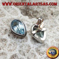 Boucles d'oreilles lobe en argent avec topaze goutte bleue sur un sertissage simple en argent