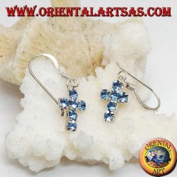 Silberne Ohrringe mit einem Kreuzanhänger aus blauen Zirkonen