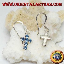 Boucles d'oreilles en argent avec un pendentif croix de zircons bleus sertis