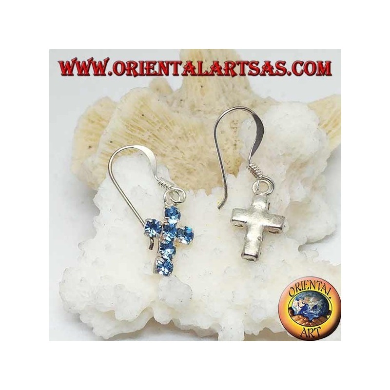 Boucles d'oreilles en argent avec un pendentif croix de zircons bleus sertis