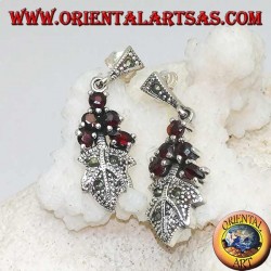 Boucles d'oreilles en argent avec 5 grenats sur une feuille cloutée de marcassite