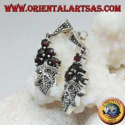 Boucles d'oreilles en argent avec 5 grenats sur une feuille cloutée de marcassite