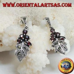 Boucles d'oreilles en argent avec 5 grenats sur une feuille cloutée de marcassite