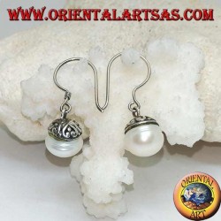 Orecchini in argento pendenti con perla d'acqua dolce e decorazione etnica