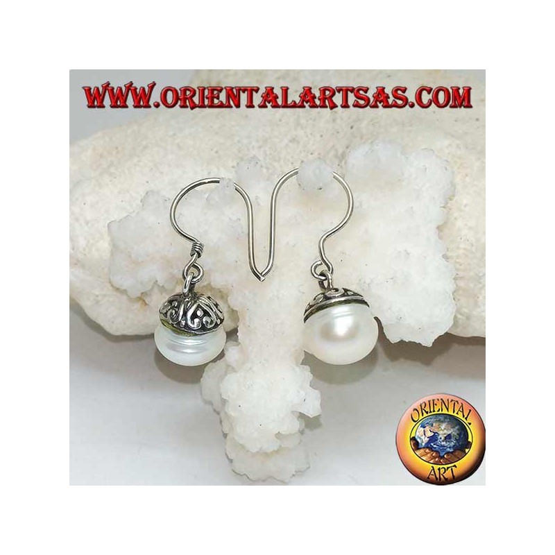 Pendientes de plata con perlas de agua dulce y decoración étnica.
