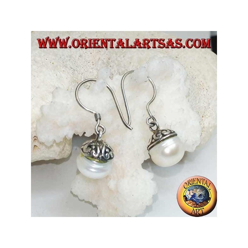Orecchini in argento pendenti con perla d'acqua dolce bianca e decorazione etnica