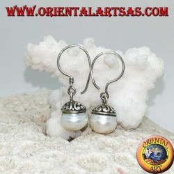 Pendientes de plata con perlas de agua dulce y decoración étnica.