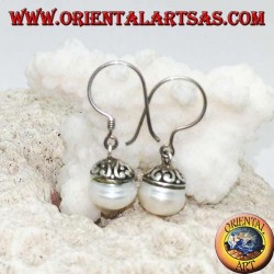 Pendientes de plata con perlas de agua dulce y decoración étnica.