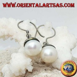 Pendientes de plata con perlas de agua dulce y decoración étnica.
