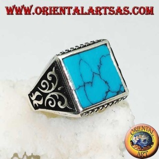 Bague en argent avec turquoise carrée, gravures losanges de haut en bas et décorations en haut relief sur les côtés
