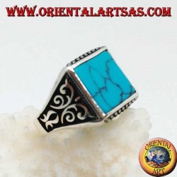 Silberring mit quadratischem Türkis, Rautengravuren auf und ab und hochreliefierten Verzierungen an den Seiten