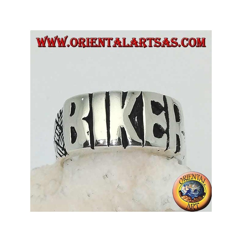 Bague en argent avec "BIKER" écrit en lettres moulées et gravures sur les côtés