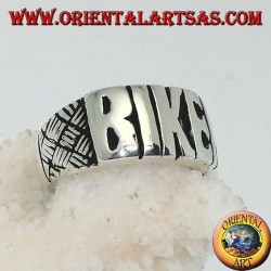 Silberring mit "BIKER" in Druckbuchstaben und Gravuren an den Seiten