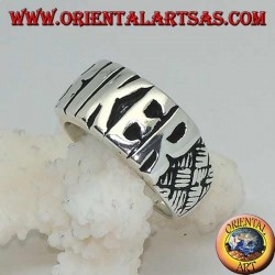 Anillo de plata con "BIKER" escrito en letras mayúsculas y grabados en los lados