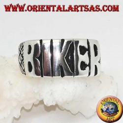Bague en argent avec "BIKER" écrit en lettres moulées et gravures sur les côtés