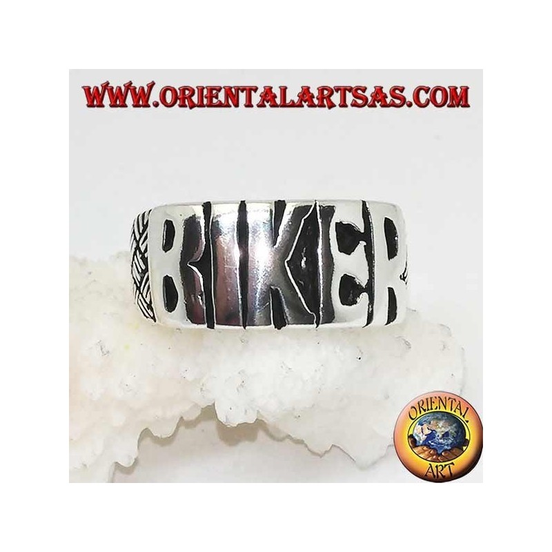 Bague en argent avec "BIKER" écrit en lettres moulées et gravures sur les côtés