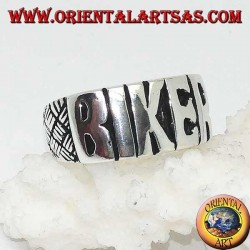 Anillo de plata con "BIKER" escrito en letras mayúsculas y grabados en los lados