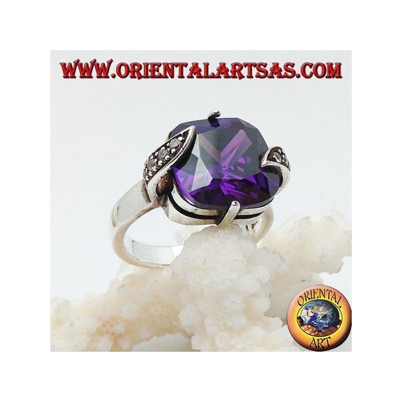 Bague en argent avec zircon carré de couleur améthyste sertie entre les feuilles de marcassite