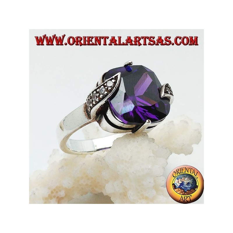 Anillo de plata con circonita cuadrada de color amatista entre hojas de marcasita