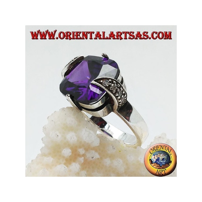 Silberring mit amethystfarbenem quadratischem Zirkon zwischen Markasitblättern