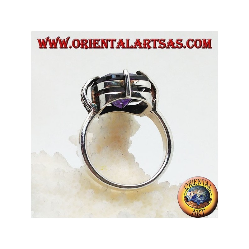 Anello in argento con zircone quadrato color ametista incastonato tra foglie con marcassite