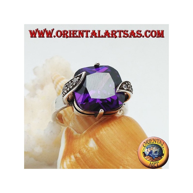 Silberring mit amethystfarbenem quadratischem Zirkon zwischen Markasitblättern