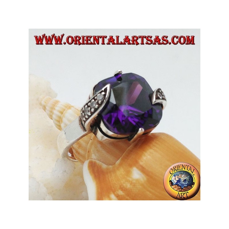 Anillo de plata con circonita cuadrada de color amatista entre hojas de marcasita