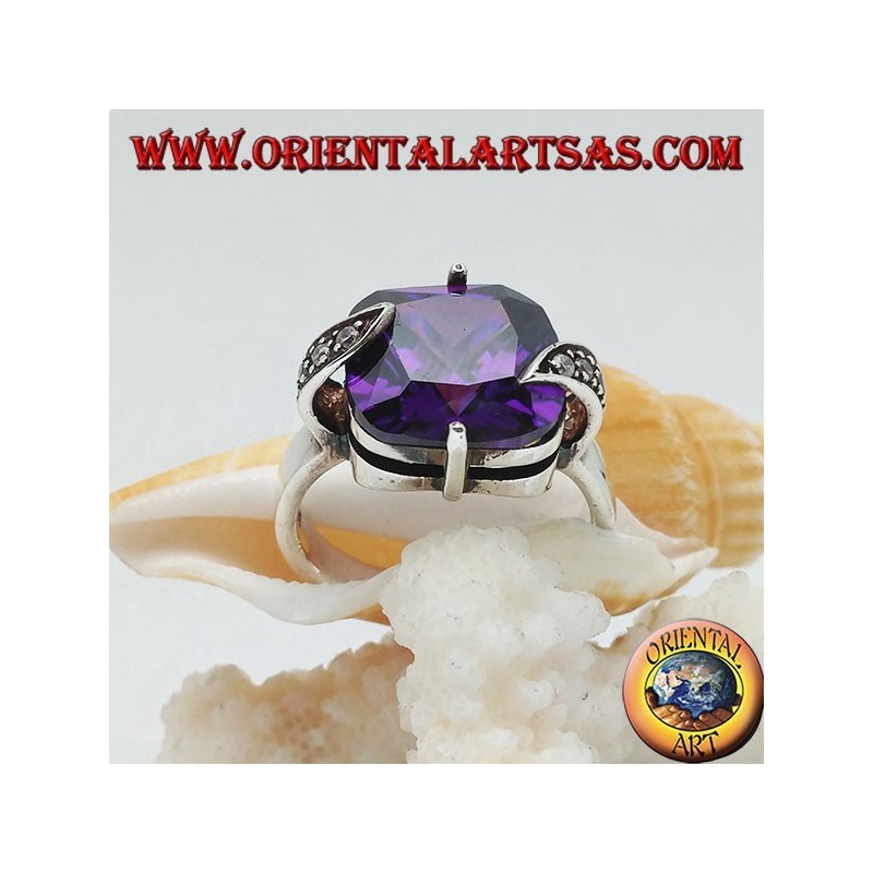 Anillo de plata con circonita cuadrada de color amatista entre hojas de marcasita
