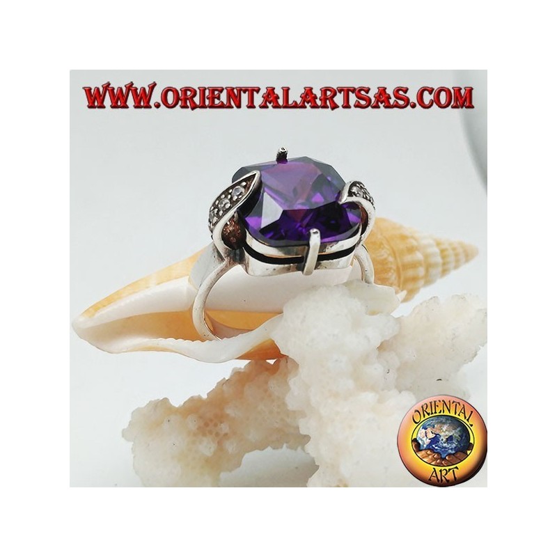 Anillo de plata con circonita cuadrada de color amatista entre hojas de marcasita