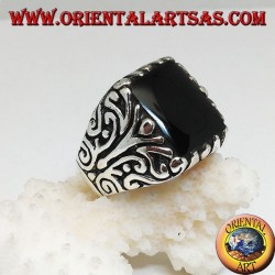 Anillo de plata maciza con ónix rectangular y decoraciones florales grabadas.