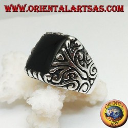 Solid silver ring with rectangular onyx and engraved floral decorations