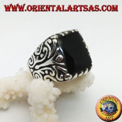 Solid silver ring with rectangular onyx and engraved floral decorations