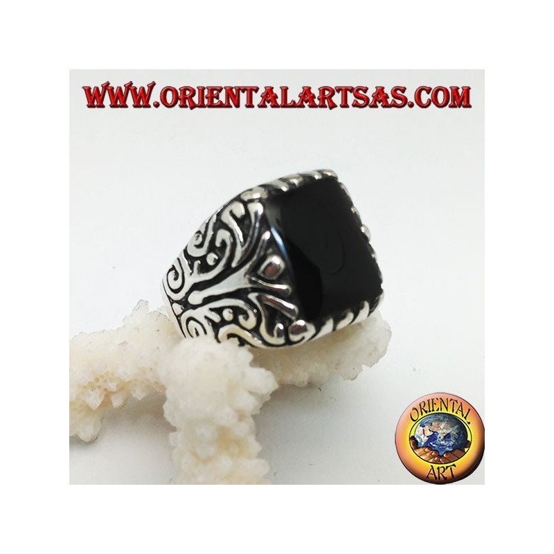 Bague en argent massif avec onyx rectangulaire et décorations florales gravées