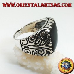 Bague en argent massif avec onyx rectangulaire et décorations florales gravées