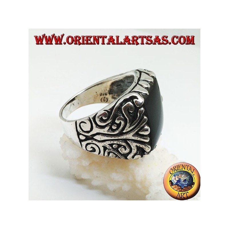 Anello In argento massiccio con onice rettangolare e decorazioni floreali incise