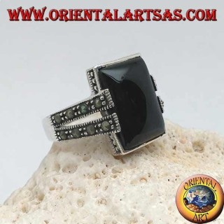 Anillo de plata con ónix rectangular en un marco punteado con dos grapas con marcasita en los lados