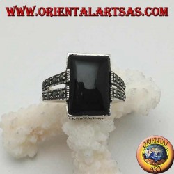 Bague en argent avec onyx rectangulaire dans un cadre en pointillé avec deux agrafes avec marcassite sur les côtés